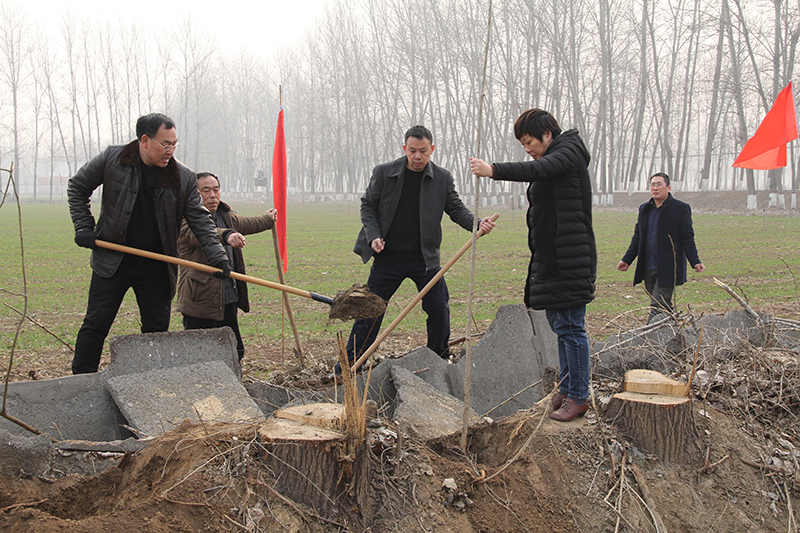博農(nóng)集團(tuán)領(lǐng)導(dǎo)、基層黨政負(fù)責(zé)人等同志積極參加植樹活動